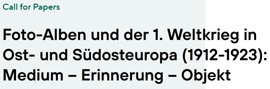 Schrift auf blau-weißem Grund