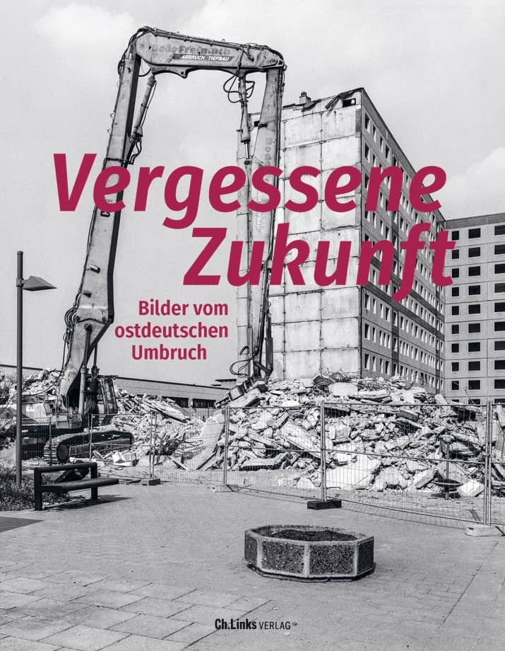 Schwarzweißfotografie vom Abbruch von Plattenbauten, darüber rote Schrift