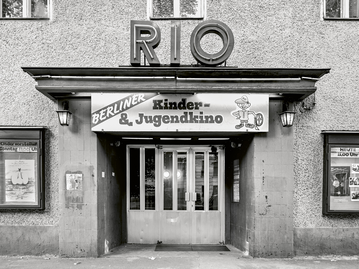 Schwarzweißfoto eines Hauseingangs: Rio: Kinder- & Jugendkino