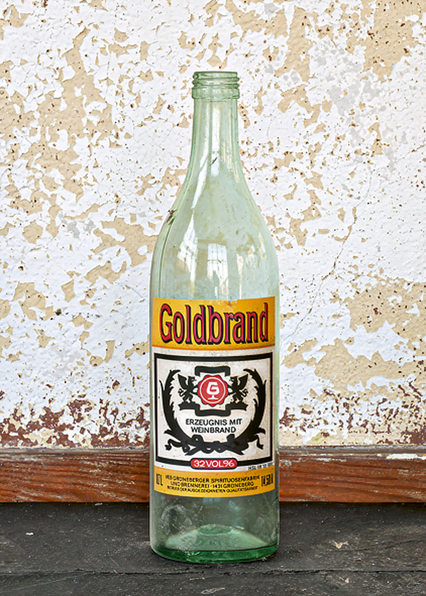 Farbfoto einer leeren Weinbrandflasche