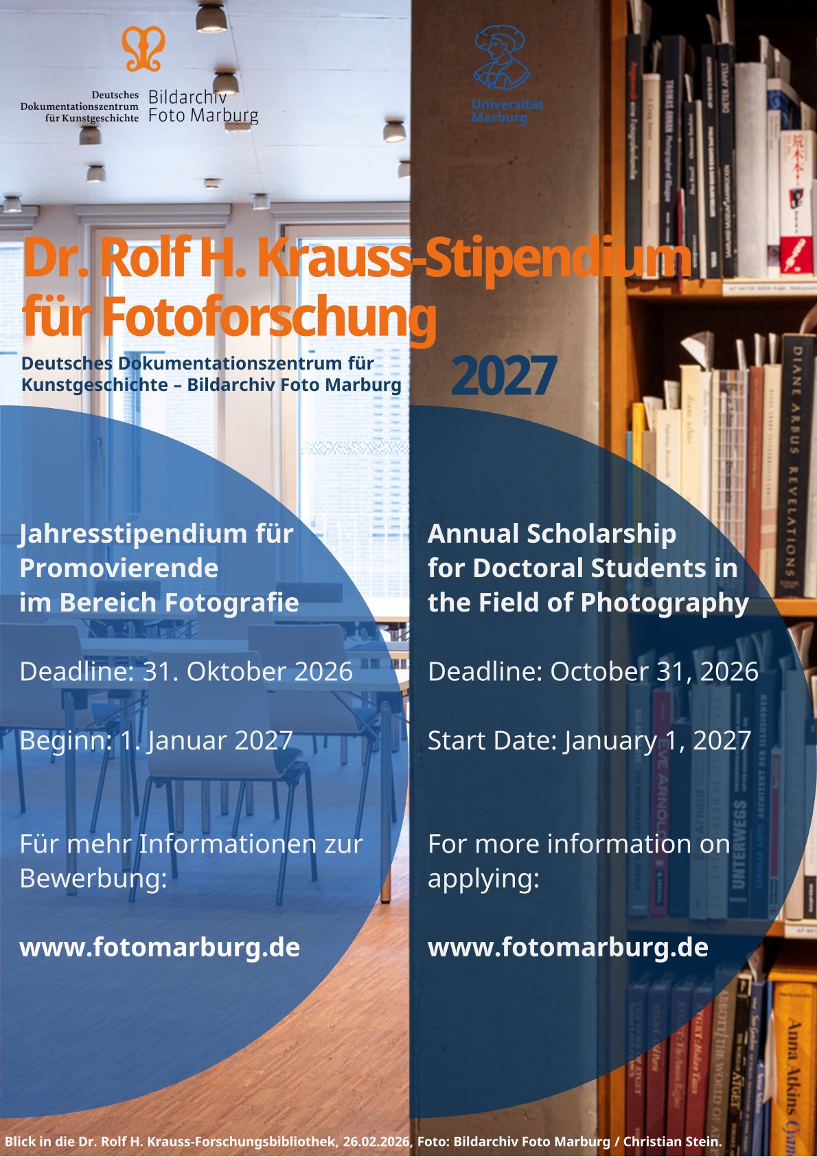 Farbfoto von einer Bibliothek mit Schrift und grafischen Elementen